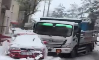 Oksijen tüpü yüklü kamyon, karlı yolda kontrolden çıktı, park halindeki araçlara çarptı