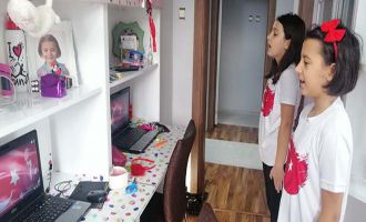 Okullarından uzak kalan öğrenciler bayrak törenine evlerinden katıldı