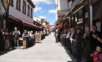 Onlarca esnaf, Ramazan ayının son Cuma’sında ellerini semaya açtı
