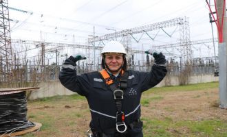 Onu elektrik direği üzerinde gören dönüp bir daha bakıyor