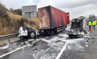 Önündeki tomruk yüklü tıra çarpan tır alev alev yandı: 1 yaralı