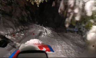 Örencik Köyü'nde kar kalınlığı 50 santimetreye ulaştı: Muhtar traktörle ekiplere destek verdi