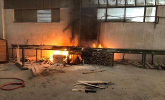 Orman ürünleri fabrikasında çıkan yangın büyümeden söndürüldü....