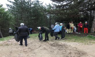 Ormana atılan çöpler el birliğiyle toplandı......