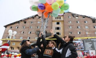Otel yangınında hayatını kaybedenler gözyaşlarıyla anıldı....