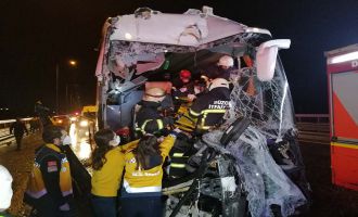 Otobüs kamyona arkadan çarptı: 1'i ağır 16 yaralı