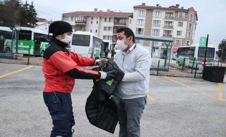 Otobüs şoförü yol kenarında bulduğu yaralı şahini ölümden kurtardı