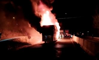 Otobüs yangınını vatandaşlar kovalarla söndürmeye çalıştı