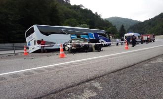 Otobüsle çarpışan otomobilin sürücüsü uzman çavuş hayatını kaybetti