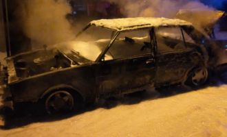 Otomobil alev alev yandı, geriye demir yığınları kaldı..........