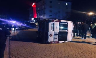 Otomobil ile çarpışan minibüs devrildi: 2 yaralı...