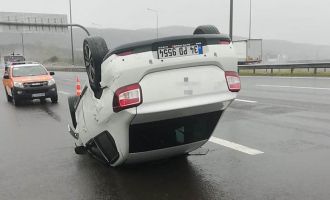 Otomobil otoyolda takla attı: 2 yaralı......