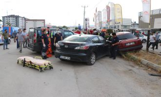 Otomobil, park halindeki 3 araca çarptı: 1 yaralı