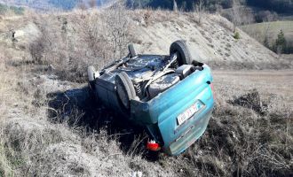 Otomobil şarampole devrildi: 2 yaralı