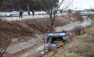 Otomobil su kanalına uçtu: 1 yaralı.....