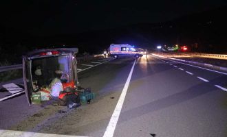 Otomobile çarpan hafif ticari araç takla attı: 3 yaralı