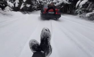 Otomobilin arkasına şambrel bağlayıp, eğlendiler....