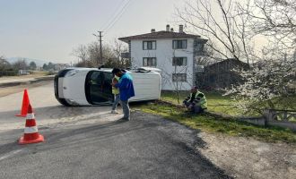 Otomobille çarpışan hafif ticari araç devrildi: 1 yaralı......