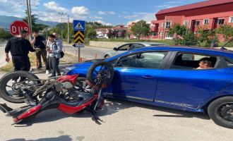 Otomobille çarpışan motosiklet sürücüsü yaralandı.....