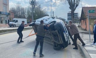 Otomobille çarpışan ticari araç yola devrildi: 3 yaralı....