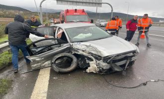 Otoyolda bariyerlere çarptı: 2 yaralı