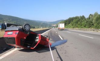 Otoyolda otomobil takla attı: Baba ve oğlu yaralandı