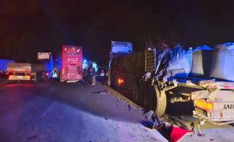 Otoyolda yolcu otobüsü tıra çarptı: 6 yaralı....