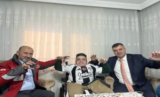 Özel çocuklara gönül verdikleri takımın formaları hediye edildi...