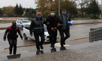 Paket servis taşıyan kuryeyi kendisini vuracağını düşünerek ayağından yaraladı