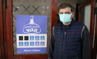 Pandemi sebebiyle müşteri alamayan lokanta, askıda yemekleri evlere taşıyor