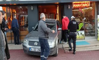 Park halinde freni boşalan otomobil dükkana daldı….