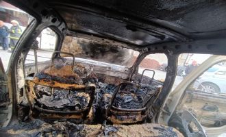 Park halindeki araç alev alev yanarak küle döndü....