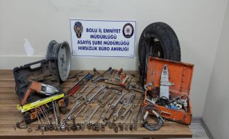 Park halindeki aracı soyan hırsız suçüstü yakalandı