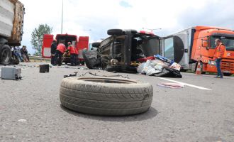 Park halindeki kamyona çarpan hafif ticari araçtaki 1 kişi öldü 2 kişi yaralandı