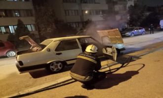 Park halindeki otomobil alev alev yandı.......