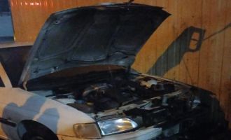 Park halindeki otomobilin motor kısmı alev aldı