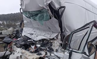 Park halindeki tıra çarpan minibüs kağıt gibi ezildi: 1 ölü