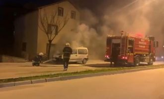 Park halindeyken yanan araçta hasar oluştu.......