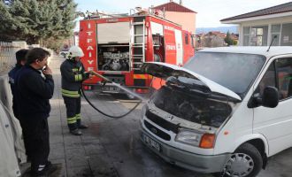 Park halindeyken yanan minibüste maddi hasar oluştu