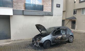 Park halindeyken yanan otomobil kullanılamaz hale geldi.....