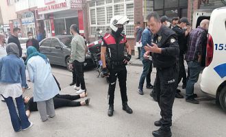 Park kavgasına müdahale eden polisin parmağını kırdılar