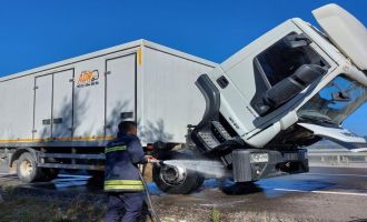 Patlayıcı yüklü kamyonun motor kısmı alev aldı, faciadan dönüldü