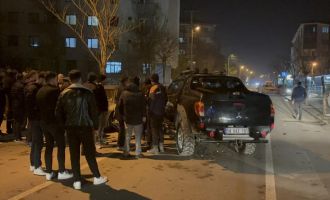 Pikap ve otomobil kafa kafaya çarpıştı: 3 yaralı