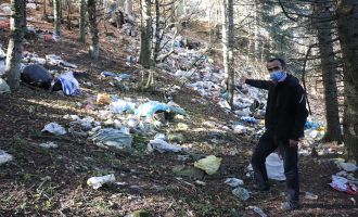 Piknikçilerin geride bıraktıkları ormanları çöplüğe çevirdi