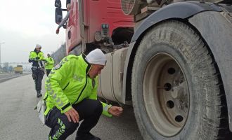 Polis ekiplerinden Bolu Dağı’nda kış lastiği uygulaması.....