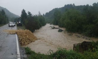 Sağanak yağış dere yatakları ve karayollarına zarar verdi