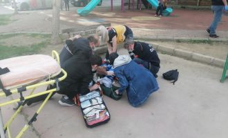 Sağlık ekipleri parkta fenalaşan adamı hayata döndürmek için dakikalarca kalp masajı yaptı