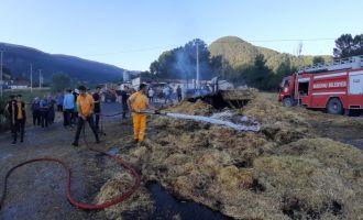 Saman balyası yüklü traktörün römorku yandı..