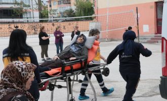 Sandığa sedye ile taşındı...............