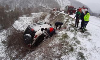 Şarampole devrilen cipin sürücüsü ölümden ağaç sayesinde kurtuldu